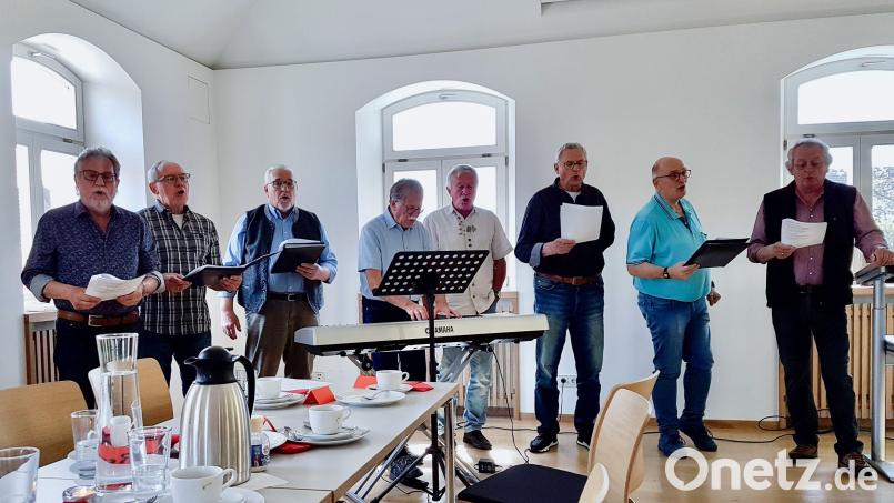 Die Hahnbacher Sänger begeisterten beim Seniorennachmittag in Hahnbach, rechts Seniorenbeauftragter Erich Freisinger. Bild: I. Freisinger/exb