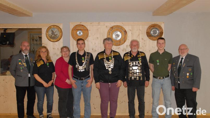 Die neuen Würdenträger der Vilstalschützen Emhof, rechts Schützenmeister Theo Hummel. Bild: pop