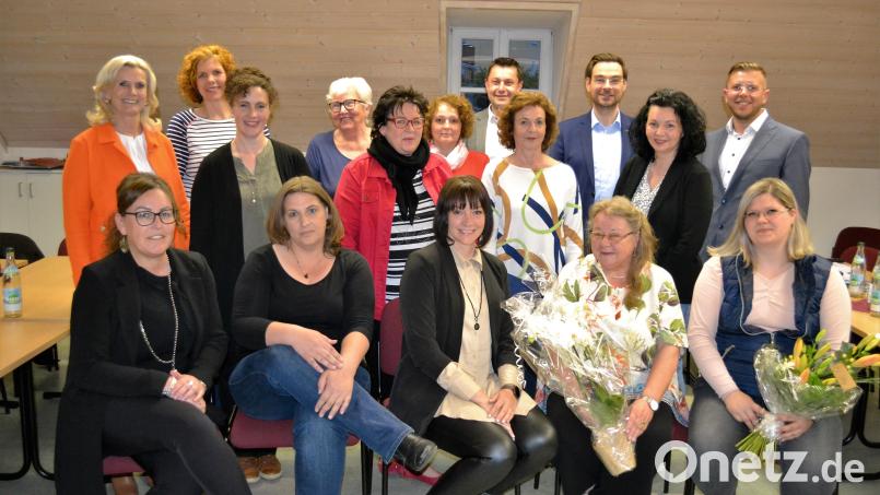 Gwendolyn Hübner übernimmt von Rosa Prell mit ihren Stellvertreterinnen Nadine Mückl, Simone Schafhause und Sabine Wirth (sitzend, von rechts) die Leitung der Pirker Frauen-Union. Bild: kki