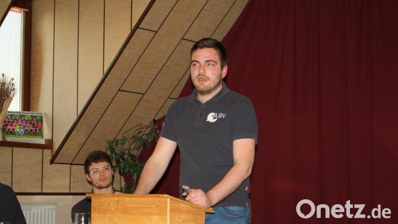 Auf ein erfolgreiches Jahr der Trabitzer LBV-Gruppe blickt Vorsitzender Fabian Dötsch (stehend) zurück. Andreas Wolf (links) stellte den Vogel des Jahres, das Braunkehlchen, vor. Bild: bjp