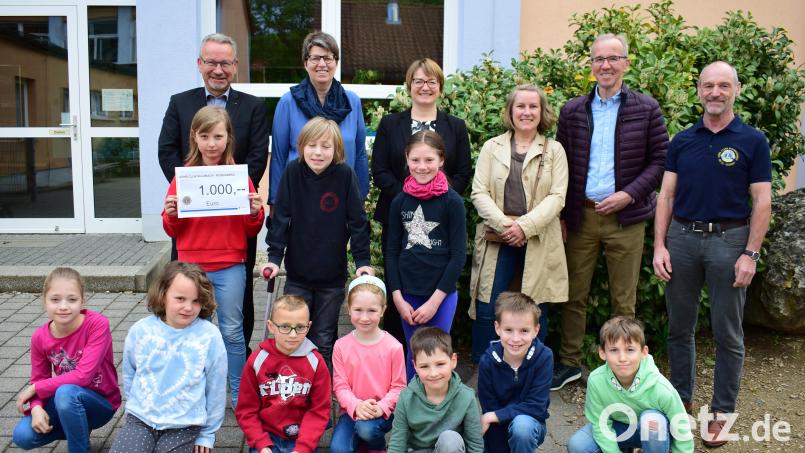Über die Spende der Lions freuten sich nicht nur die Schüler, sondern auch (hinten von links) Jörg Melchner (Lions), Rektorin Gabi Pirner, Lions-Präsidentin Katja Rödiger, Elternbeiratsvorsitzende Sonja Übler, Werner Dürgner und Jürgen Schleicher (beide Lions). Bild: no