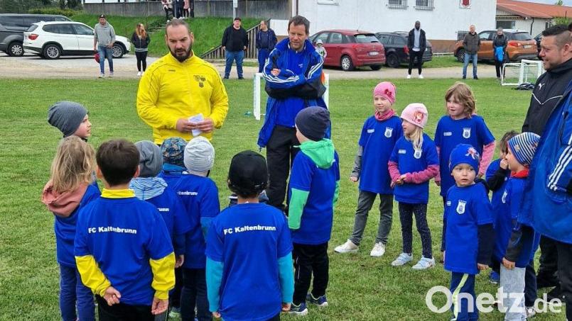 Auch die Eltern der jungen Fußballer sind neugierig auf die zukünftigen sportlichen Aktivitäten ihrer Kinder. Trainer Emmanuil Vurnuxusis (links) und Christian Bauer (rechts) erklären die ersten Ballübungen. Bild: gmü