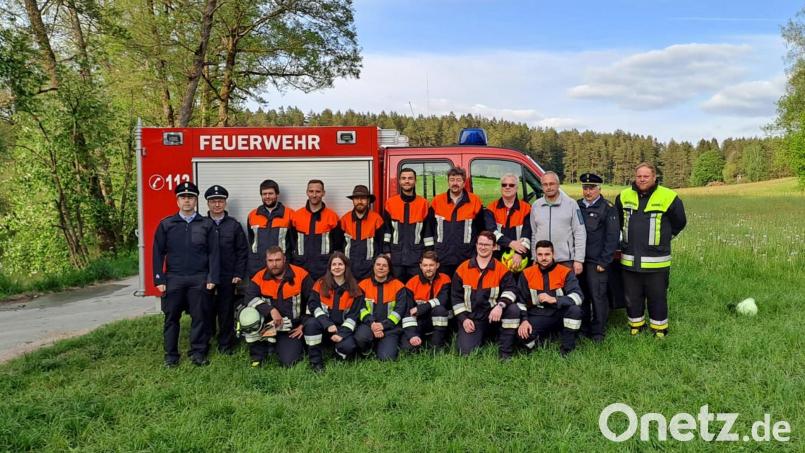 Die beiden erfolgreichen Gruppen der Feuerwehr Ranna mit Kommandant Fabian Schwemmer (rechts) und Kreisbrandinspektor Hans Sperber (Zweiter von rechts). Bild: jma
