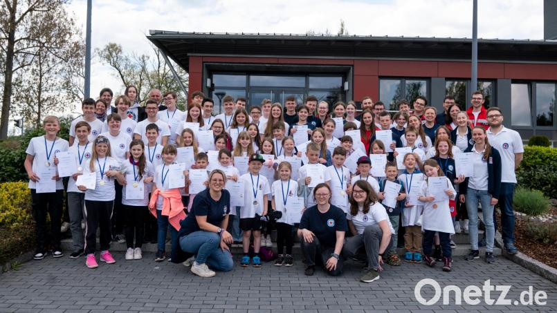 Für die 50 Mädchen und Buben gibt's nach dem Wettbewerb Urkunden und Medaillen. Bild: Stefanie Kisbauer, Wasserwacht Weiherhammer/exb