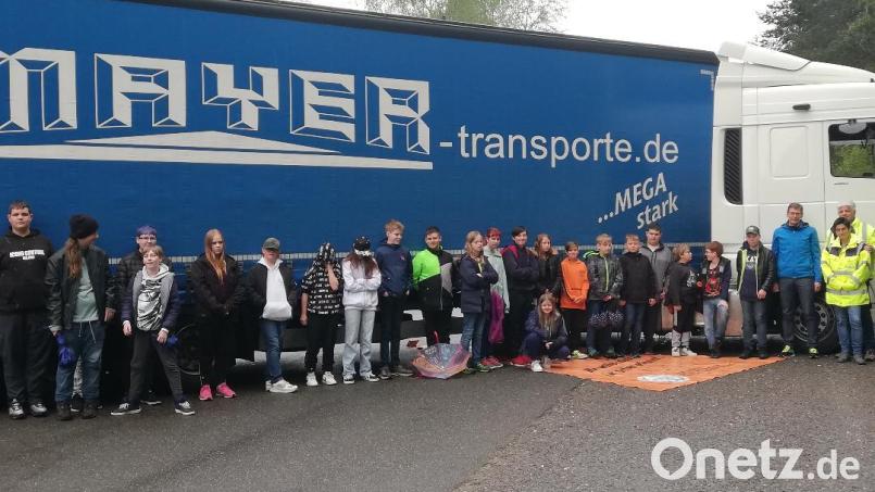 Kinder der Schwägerl-Schule erfuhren bei der &quot;Aktion Toter Winkel&quot;, was Lkw-Fahrer sehen können – und was nicht. Bild: SFZ Nabburg/exb
