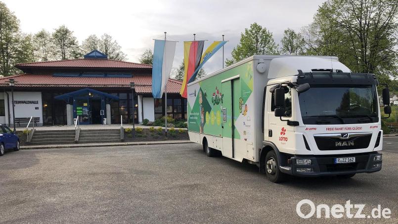 Auf dem Parkplatz vor der Steinwaldhalle wartete der mobile Dorfladen darauf, besichtigt zu werden. Bild: wro
