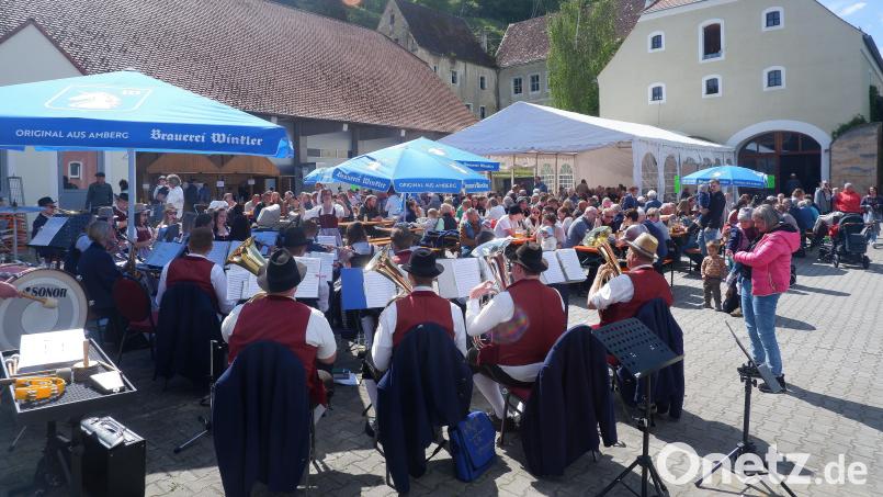 Am Maifest der Trachtenkapelle Hohenburg ist man an Christi Himmelfahrt einfach nicht vorbeigekommen. Gutes Essen und gute Musik hatte dazu eingeladen. Bild: bö