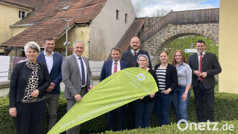 Bei der Sitzung des Lenkungsausschusses der Tourismusgemeinschaft "Oberpfälzer Wald" in Nabburg übernahm der Schwandorfer Landrat Thomas Ebeling den Vorsitz. Bild: Tourismusgemeinschgaft Oberpf. Wald/exb