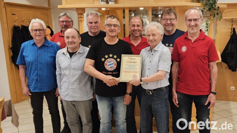 Der neue Vorstand des FC-Bayern-Fanclubs: (von links) Werner Mark, Werner Schaumberger, Roland Günthner, Alois Hümmer, Präsident Raimund Stock, dem für zehnjährige Amtszeit gedankt wurde, Hans Schrems, Manfred Grüssner, Alfons Ulrich und Wolfgang Bauer. Bild: jr