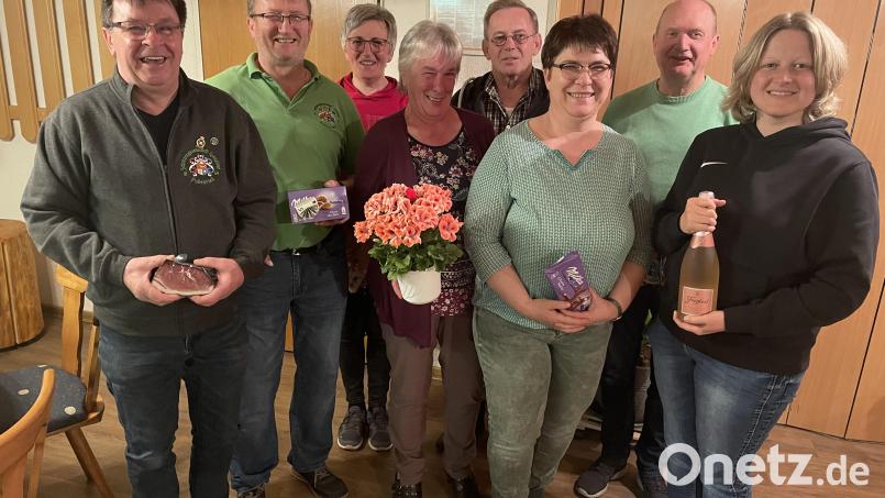 Oliver Roth, Manfred Becher, Gerlinde Kahler, Renate Schäffer, Alfred Rupp, Beate Schützenmeister Manfred Becher (links) holte den Sieg bei den Herren und freute sich mit den weiteren Gewinnern des Schießwettbewerbs bei den Grenzland-Schützen. Bild: Annegret Greber/exb