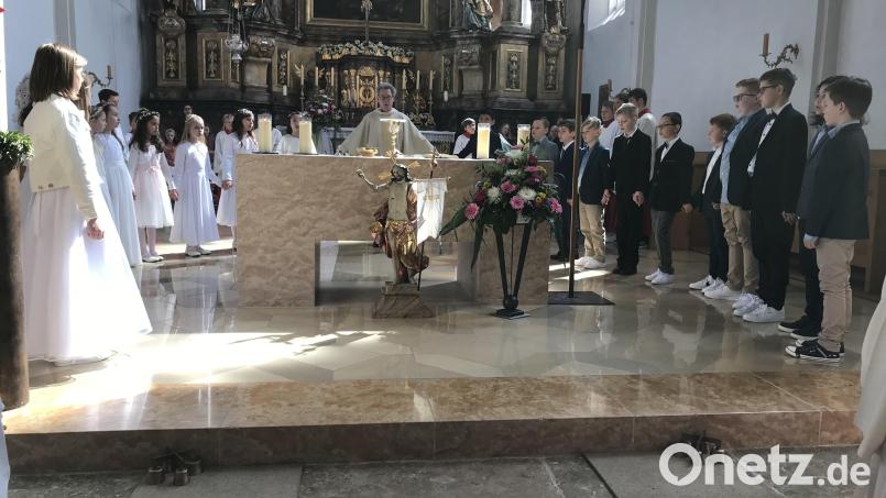 Zum Vaterunser und zur Erstkommunion versammelten sich die Erstkommunikanten in Hahnbach um den Altar. Bild: mma