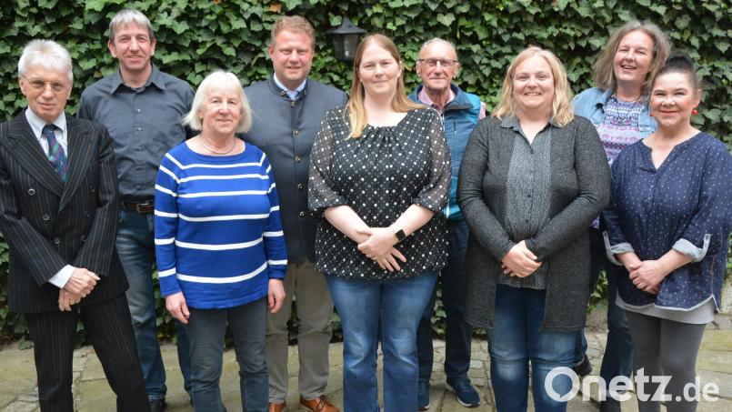 Mit dieser Mannschaft geht der Ortsverband der Arbeiterwohlfahrt Mitterteich in die kommenden vier Jahre. Mit dabei sind (von links) Kreisvorsitzender Edwin Ulrich, Jürgen Kirchmann, Angelika Müller, Bürgermeister Stefan Grillmeier, Vorsitzende Daniela Wiesner, Walter Wenisch, Sabine Kirchmann, Kerstin Klier und Ute Haibach. Bild: jr