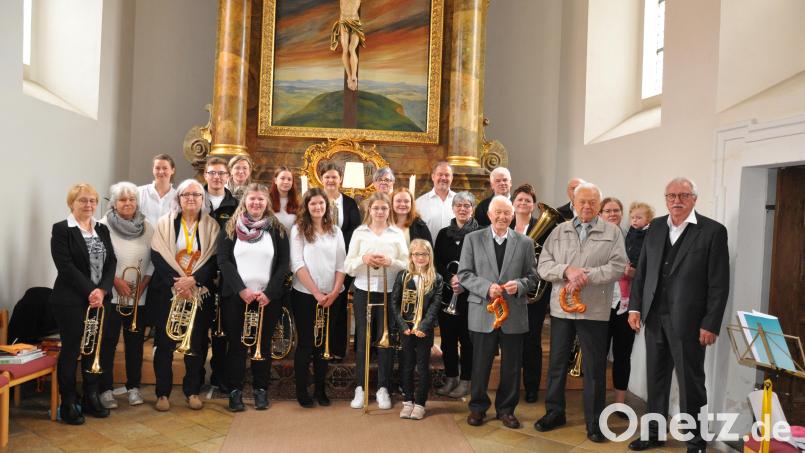 Der Jubelchor mit Chorleiter Heinrich Müller (seit 40 Jahren), den Gründungsmitgliedern Karl Stark und Heinrich Luber (vorne von rechts). Jutta Luber (Zweite von links) ist seit 15 Jahren Chorsprecherin. Bild: bk