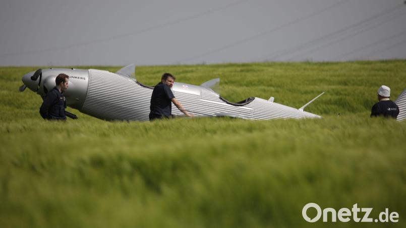 Ein Ultraleichtflugzeug steht in einem Weizenfeld. Bild: Zahn/vifogra/dpa