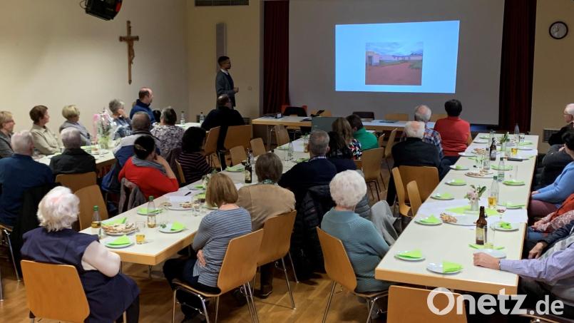 Über sein Missionsprojekt in seinem Heimatland Kongo berichtete Kaplan Justin Kishimbe bei einem sehr gut besuchten Vortrag. Um rund 50 Kinder kümmern sich er und seine Familie in Lubumbashi. Bild: mez