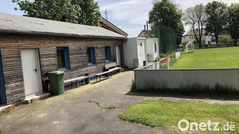 Im Gespräch mit Oberpfalz-Medien thematisierte Hermann Stock, ehemaliger Marktrat der SPD, auch die Container (rechts am Gebäude) am derzeit noch als Sportplatz genutzten Gelände am Jahnweg. Bild: wro
