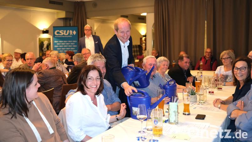 Bürgermeister Konrad Kiener verteilte bei der Nominierungsversammlung des CSU-Ortsverbandes Wernberg-Köblitz symbolisch Gießkannen an die Mitglieder. Bild: Hirsch