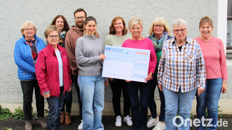 Der Vorstand des Schmidmühlener Frauenbunds übergibt eine Spende an Dominik Knauer und Selin Knauer (Vierter und Fünfte von links). Bild: bjo