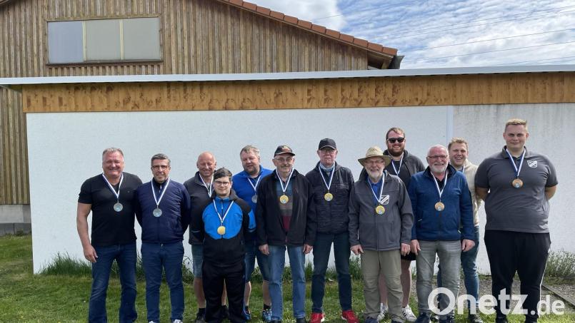 Der Eisclub Konnersreuth hat am Vatertag ein Asphaltstockturnier ausgetragen. Das Team &quot;Männergesangsverein&quot; holte den Titel. Bild: Holger Schmidt/exb