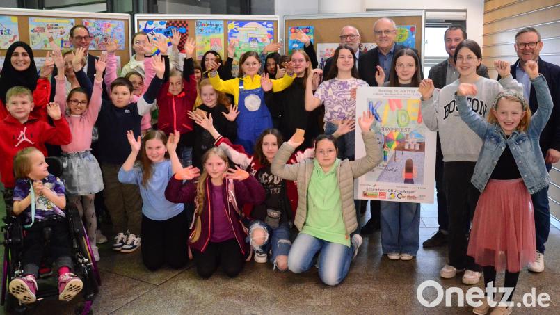 Ihre Bilder kamen in die Endauswahl. Jetzt freuen sich die Schüler über Preise – besonders natürlich die Siegerin, Franziska Schmitz-Valckenberg (mit Plakat) vom Elly-Heuss-Gymnasium. Bild: Kunz