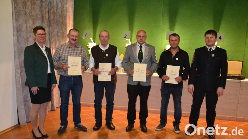 Schützenmeisterin Claudia Kraus von den Loisbachtal-Schützen Heumaden sowie Christoph Baier (rechts) vom Sportschützen-Grenzgau Vohenstrauß überreichen verdiente Schützen des Vereins „Heumaden Loisbachtal“ Ehrennadeln. Bild: gi