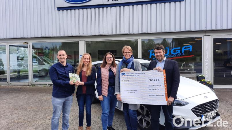 Das Autohaus Mössbauer aus Tirschenreuth spendete 600 Euro an die Rappelkiste in Tirschenreuth. Bei der Spendenübergabe: (von links) Andreas Bauer, Heidi Leinberger, Melanie Kumeth, Nina Neumann und Geschäftsführer Nicolai Mössbauer. Bild: kro