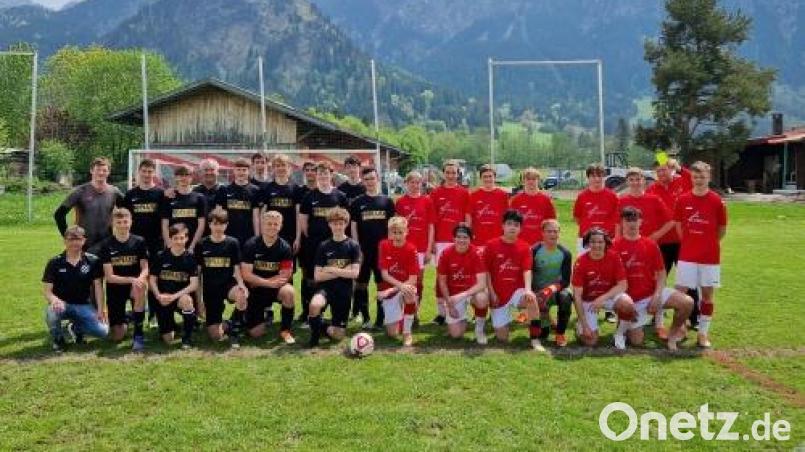 Die Mannschaften des SG Kohlberg (links) besiegten in einem Freundschaftsspiel die Freunde aus Füssen, im Hintergrund ist der Tegelberg Bild: SV Kohlberg/exb