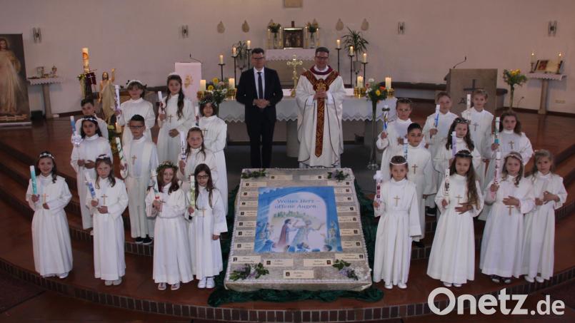 21 Kinder gingen in St. Konrad in einem festlichen Gottesdienst mit Pfarrer Michael Jakob zum ersten Mal zum Tisch des Herrn. Gemeindereferent Martin Melchner betreute die Kinder mit. Bild: ads