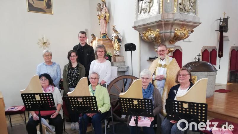 Der Pfarrgemeinderat und Pfarrer Robert Ploß hatten zu einer Maiandacht eingeladen. Diese wurde musikalisch gestaltet von Veeh-Harfenspielerinnen, von links Evi Reichel, Rita Rosner, Sigrid Schwan und Brigitte Kreil. Bild: Jutta Braun/exb