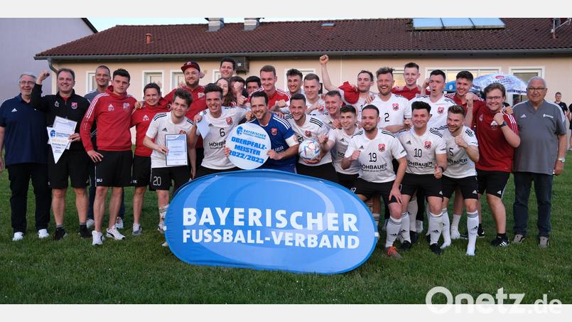 Der SC Luhe-Wildenau jubelt. Die Mannschaft holte sich durch einen 4:0-Sieg über den TB/ASV Regenstauf den Titel des Oberpfalzmeisters. Bild: Hirsch