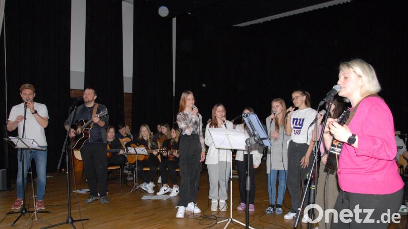 Ein Konzert von Schülern aus Holýšov und Kümmersbruck schließt die Schulentwicklungs-Camps ab. Mit dabei die Lehrer Christine Schmeiler (rechts) sowie (links) Dominik Barth und Roman Teistler (Holýšov). Bild: pop