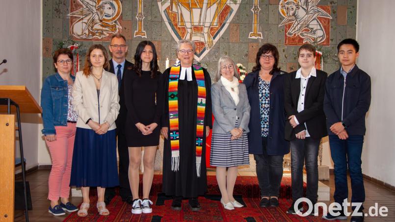 Das Fest der Konfirmation feierten vier Jugendliche in der evangelischen Kirche. Das Bild zeigt (von links) Tanja Hoyer, Celine Sennewald, Roland Willecke, Melina Piehler, Pfarrerin Heidi Gentzwein, Edeltraud Ziegler, Klaudia Möller, David Harmsen und Markus Mucha. Bild: Werner Gentzwein/exb