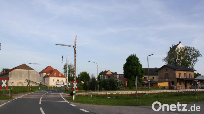 Vom Meierhofgelände bis zum Bahnhof sollen weniger Asphalt und mehr Grün das Bild des künftigen &quot;identitätsstiftenden Ortskerns&quot; von Trabitz prägen. Die unschöne Lagerhausscheune (links) sähe Ortsplaner Klaus Stiefler gern abgeräumt, um den Blick zu den Backsteinbauten und dem Mühlenhaus des historischen Meierhofs freizugeben. Bild: bjp