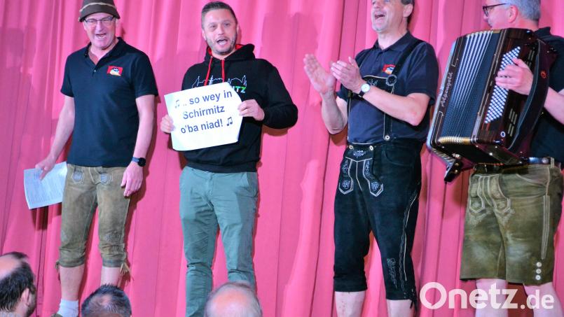 Der Schirmitzer Bürgermeister Ernst Lenk griff beim Pirker Brettl humorig ins Geschehen ein. Bild: kki