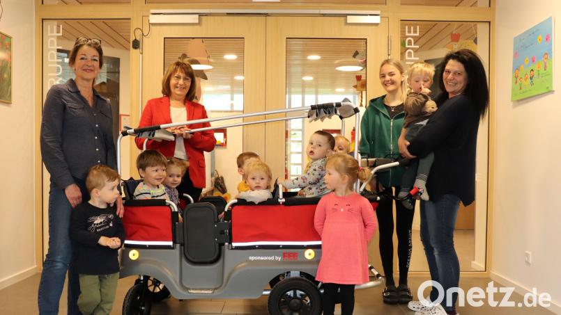 Die Kinder haben ihren Spaß. Das freut auch (von links) Marion Weiß, FEE-Geschäftsführerin Gerlinde Fleischmann, Christina Wilhelm und Katrin Schymala. Bild: Monika Steffens/exb