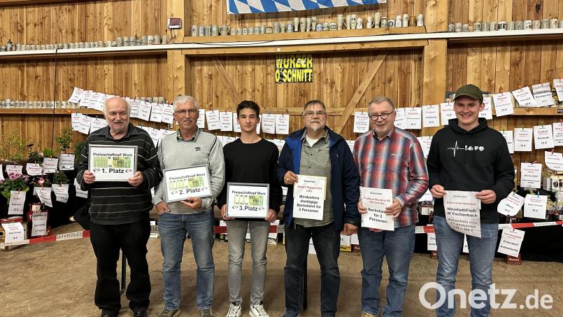 Robert Krauss, Johann Albrecht, Jakob Haberkorn, Peter Bugera, Gerhard Wittmann und Maximilian Renner (von links) punkten beim Preisschafkopf. Bild: tok