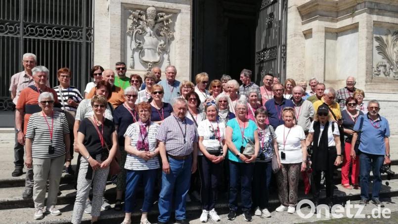 Rund 50 Mitglieder der CSU-Senioren sammeln bei einer siebentägigen Reise viele Eindrücke. Hier die Teilnehmer vor der Lateranbasilika. Bild: Dieter Placzek/exb
