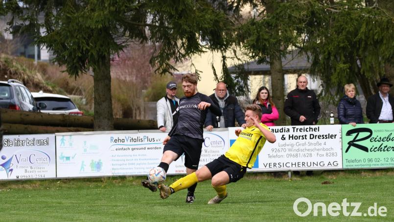 Julian Bäumler (links) und der SV Altenstadt/WN haben am Dienstag das zweite Relegationsspiel gegen den TSV Reuth vor der Brust. Archivbild: Dieter Jäschke