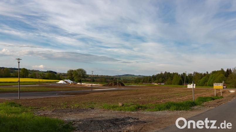Das Baugebiet „Am Hammerweg“ in Hohenthan ist fertig erschlossen. Insgesamt gibt es 16 Parzellen, 15 Grundstücke sind noch frei. Bild: Susanne Forster