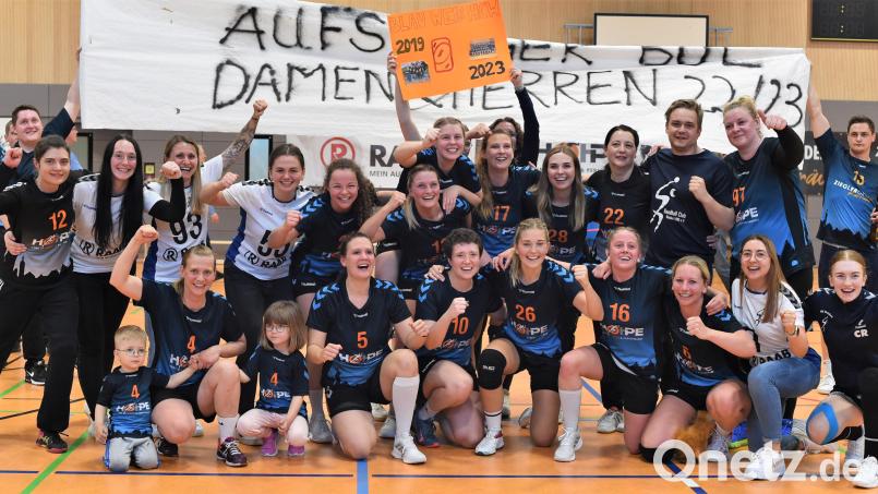 Die Handballerinnen des HC Weiden bejubelten den Aufstieg in die Bezirksoberliga. Bild: Büttner