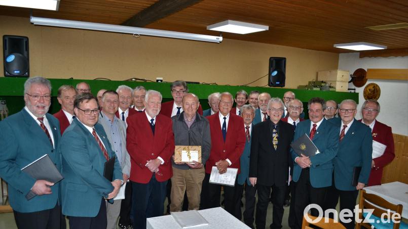 Mit einem Ständchen gratulieren Bürgermeister Dietmar Schaller, der Männergesangverein und &quot;Lyra Luhe&quot; dem Jubilar Josef Halbig (Mitte) zu seinem 85. Geburtstag. Bild: kki