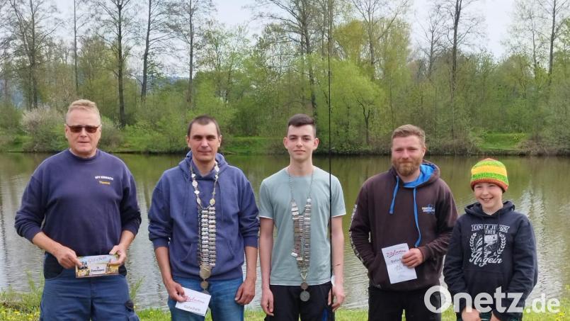 Die erfolgreichsten Teilnehmer am Königsfischen waren (von links) Vorsitzender Thomas Götz, Matthias Merkl, Fabian Hörl, Kevin Schraml und Luis Schönfelder. Bild: ak