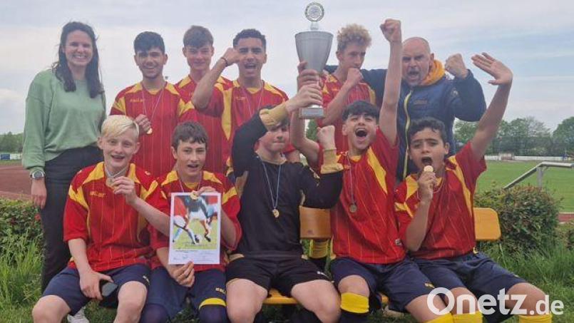 Das erfolgreiche Team vom SFZ Amberg holte den Titel des Oberpfalzmeisters im Fußball, im Bild mit Jugendschulsozialarbeiterin Elena Merkl (links) und Lehrer Oliver Dübeler (rechts). Bild: Andreas Schimpfhauser /exb