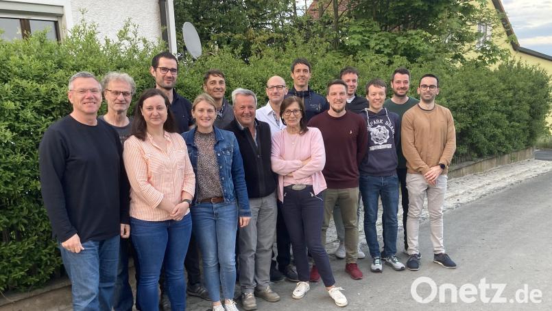 Der Vorstand der Tennisgemeinschaft Parkstein hat sich neu aufgestellt. Über die reibungslosen Nachwahlen freute sich auch Bürgermeister Reinhard Sollfrank (links). Bild: bey