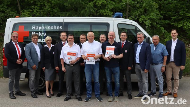 Für langjährige Treue zum Roten Kreuz wurden (vorne von links) Michael Göppl (25 Jahre), Erwin Gräml (40 Jahre) und Markus Niederwald (25 Jahre) beim Tag der offenen Tür der BRK-Bereitschaft Sulzbach-Rosenberg geehrt. Bild: mfh