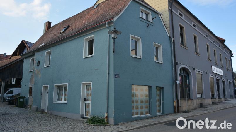 Im Rahmen der Neuordnung soll das Anwesen Vorstadt 24 (im Bild vorne) abgebrochen und wieder neu aufgebaut werden und in die bestehende Mitterteicher Backstube mit integriert werden. Der Bauausschuss erteilte dazu grünes Licht. Bild: jr