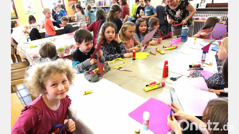 Die Kinder haben Herzgirlanden für ihre Väter gebastelt. Bild: Heike Wolf/exb