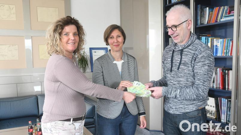 Über eine Spende in Höhe von 2000 Euro freut sich Viola Vogelsang-Reichl (Mitte), die sie aus den Händen der &quot;Schimmel AG&quot;-Organisatoren, Beate Merkel und Jürgen Laubert, für die Aktion Lichtblicke entgegen nimmt. Bild: Gabi Schönberger