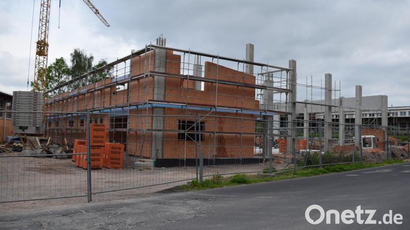 Der Neubau der Mehrfachsporthalle schreitet zügig voran. Der Marktrat vergab nun weitere Aufträge. Bild: bnr