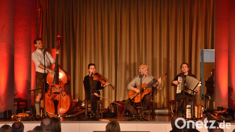 Die "Wellbappn" um Hans Well sorgen im Naabtalhaus in Oberwildenau mit ihrem Kabarett für viele Lacher. Bild: bey